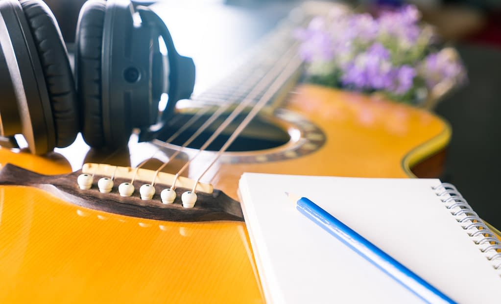 This week we look at how to make money as a songwriter in 2022.  I give you six different ways to make money as well as the pros and cons.